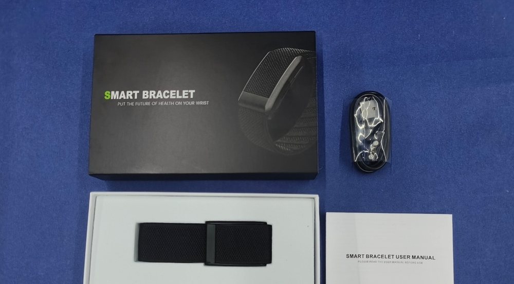 Contenu de la boîte : bracelet, câble de charge, notice